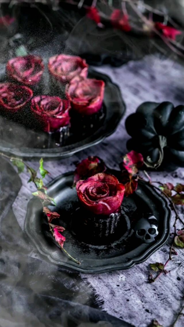 Happy Halloween! 👻
Weeping Apple Roses with Black Chocolate Brownies. 
Trick or treat with these creepy pretty cakes of gooey chocolate and tangy sweet @kissabel_apples red flesh apples. 

#halloweenreels #hallweendesserts #halloweenfood #halloweentablescape #halloweentable #halloweenbrownies #brownielovers #browniecakes #appleroses #apples #appledessert #kissabelapples #veganfood #vegancake #veganbrownies #veganuk #reelsinsta #reelsviral #reelsinstagram #foodphotographer #foodstyling #foodporn #foodphotography