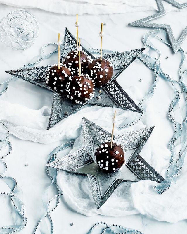 MERRY CHRISTMAS FRIENDS 🎄🎅

Wishing Everyone a safe and Happy Christmas with plenty of great food, pleasant company, and festive cheer. 

Xmas Food Inspiration: Chocolate Truffle Pops

#christmas #christmasdecor #christmasmood #christmasfood #christmaschocolate #chocolatetruffles #merrychristmas #merryxmas #homemadefood #vegansweets #veganfood #veganxmas #veganxmasdinner