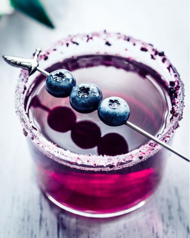 HAPPY NEW YEAR 2022! 🥂🎉
Fresh beginnings and wishes for the new year, filled with greater kindness, plenty of smiles to share and the courage to achieve all your hopes and dreams.  Photo: Blueberry & Vanilla Vodka Cocktails.  #happynewyear #happynewyear2022 #rawcommunity_member #raw_cocktails #rawcommunity #blueberries #blueberrycocktail #nyedrinks #nye #cocktails #cocktailsofinstagram #drinksphotography #drinksphotographer #drinksphotos #macrophotography #closeupshot #closeupphotography 
@raw_community_member 
@raw_cocktails