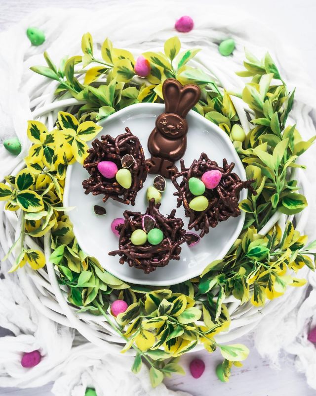 CHOCOLATE PEANUT BUTTER EASTER NESTS 🐣🍫

A fun, quick and easy easter recipe to make with the kids. These nests use crunchy fried chow mein noodles, crunchy peanut butter, dark chocolate and a smidge of golden or maple syrup for a touch of sweetness. When set, they can be used as the perfect easter themed edible vessle to serve up a range of sweets and desserts including chocolate mousse, custards, ice cream, fresh fruits, or simply add a few of your favourite @doisyanddam Good Chocolate Eggs and @moo_free_chocolates chocolate bunnies and munch away as you please. 

INGREDIENTS (Makes 6-8 Baskets)
- 100gms Crunchy Peanut Butter or another of your favourite crunchy nut butter
- 10gms Coconut Oil
- 141gms (1 Tin) La Choy or other crunchy fried chow mein noodles
- 150gms Melted Dark Chocolate @callebautchocolate 80%
- 30gms of Golden or Maple Syrup

METHOD
1. Melt chocolate using your preferred method.
2. In a separate bowl, place the peanut butter, golden syrup, and coconut oil. Place in the microwave and melt for 1 minute on high or until a runny consistency.
3. Combine the peanut butter mixture with the melted chocolate and mix thoroughly.
4. Add to noodles and mix till all the noodles are thoroughly coated.
5. Add a few spoons into bowl shaped moulds. Press and build up around the outer edge to create nest like shapes. 
6. Set in the fridge for at least an hour or until hardened.

#chocolate #easterrecipes #chocolatelovers #chocolatedessert #darkchocolate #kidsrecipes #holidayrecipes #eastereggs #easterbunny #easterfood #easterdessert #foodphotography #easyrecipes #vegandessert #veganfoodshare #vegandesserts #easyvegan #easyrecipe #moofree #doisyanddam #callebautchocolate #vegansweetss