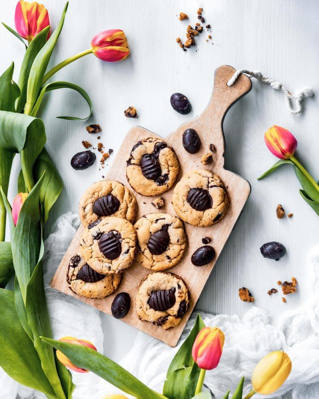 Happy Easter! 🐇🐣🐰  Why have plain Easter eggs when you can have chewy toffee Easter Egg Cookies! These vegan cookies are so incredible you will not be able to stop with just one. Not only can you have them now, because they are just so quick and easy to make, but you can also make them after Easter, when you have no idea what to do with all those left over chocolate eggs. In fact this recipe can be adapted all year round with any chocolate of your choice. To make:  INGREDIENTS (Makes Approx. 12 Large Cookies)
100 g Unsalted Vegan Butter (softened at room temperature)
100 g light brown sugar
50 g caster sugar
200 g self-raising flour
1 tbsp of ground Flax Seed
2 tbsp Toffee Syrup
0.25 tsp Vanilla Essence
0.25 tsp salt
200 g Chips/Chopped Chocolate/Broken Easter Eggs. I prefer to use dark but any will work.
12 Mini Easter Eggs of your choice (homemade or store bought or leftovers)  METHOD
1. Mix the flax seed with 3 Tblsp of cold water and allow to sit for at least 15mins to create a flax seed egg.
2. Using a mixer, cream together the butter and sugar until pale and fluffy.
3. Add the flax egg, Vanilla Essence & Toffee Syrup and whip into the sugar and butter.
4. Add the flour and salt, mix until the cookie dough comes together, then add the chocolate chips. Mix through evenly.
5. On a baking tray lined with paper, divide dough into 12 even balls. Leave enough space for cookies to spread.
6. Place cookies balls in a very cold fridge or freezer for at least 15mins to firm and cool the dough.
7. Bake in oven at gas 4/180C for 12-15 mins, until slightly golden.
8. Take out the cookies and place a mini chocolate egg in the center of each cookie. Place back into the oven for an additional 30 secs to slightly melt the egg into the cookie.
9. Remove cookies from oven, and allow to cool and harden on tray.
Enjoy!  #easterrecipes #cookies #cookierecipe #cookiesofinstagram #eastercookies #eastereggs #chocolatechipcookie #easterchocolate #veganeaster #veganrecipes #vegancomfortfood #vegancookies #kingstonuponthames #surbiton #cookiebaking #chocolatecookies #recipeshare 
#easterbaking #easterpictures #foodphotography #foodblogfeed #cookiedough #vegansweetss