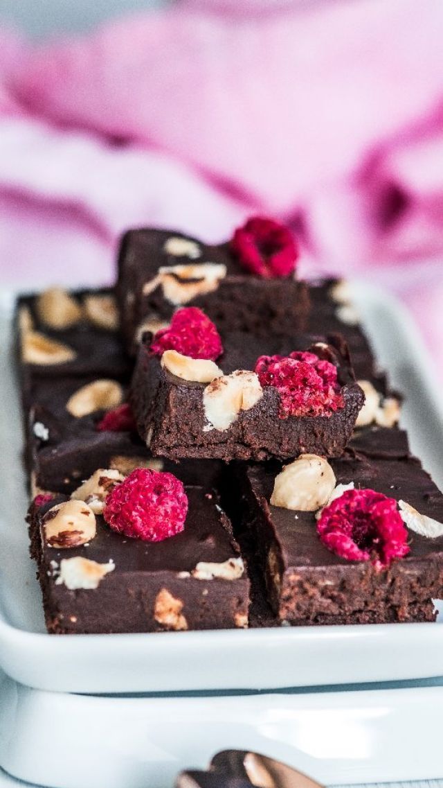 Raspberry & Hazelnut Dark Chocolate Fudge
Easy #reelrecipe 

A super simple #vegan recipe using @callebautchocolate
80% dark chocolate and @naturescharm sweetened condensed coconut milk. 

Photoshoot and written recipe coming shortly but for now here is the easy to follow reel should you wish to to give it whirl right now! 

Enjoy and happy Monday! 

#veganfood #vegandessert #easyrecipes #chocolaterecipes #raspberry #callebautchocolate #naturescharm #naturescharmsweetenedcondensedcoconutmilk #fudge #veganfudge #fudgerecipe #darkchocolate #foodvideo #dessertreels #chocolatereels #vegandessertrecipes