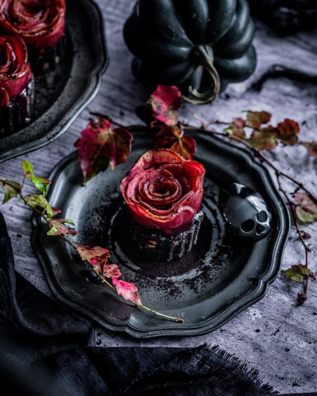 💀 HAPPY HALLOWEEN! 👻
Wishing you all a ghoulish night and fangs full of delight with these Weeping Apple Rose & Black Chocolate Brownie desserts! 

These dark desserts come with thin slices of @kissabel_apples, delicately arranged on top of dripping red compote, over gooey, dense and rich unearthly brownies. 

While these pretty but creepy desserts will look stunning on any Halloween table, they taste so delicious and are fit for any occasion. 

Recipe on the way, but for now spooks and sinners have a freaking spooktacular night! 

@raw_sweets_ 
@raw_community_member 
#halloween #halloweennight #halloweenfood #halloweenfoodideas #foodphotography #appleroses🍎🌹 #appleroses #kissabel #kissabelapples #appledessert #vegandessert #vegansweets #veganuk #rawvegan #raw_sweets #brownies #blackchocolate #blackcocoa #halloweenstyling #halloweentablescape #foodart #foodartchefs #homecook #veganbaking #veganfood